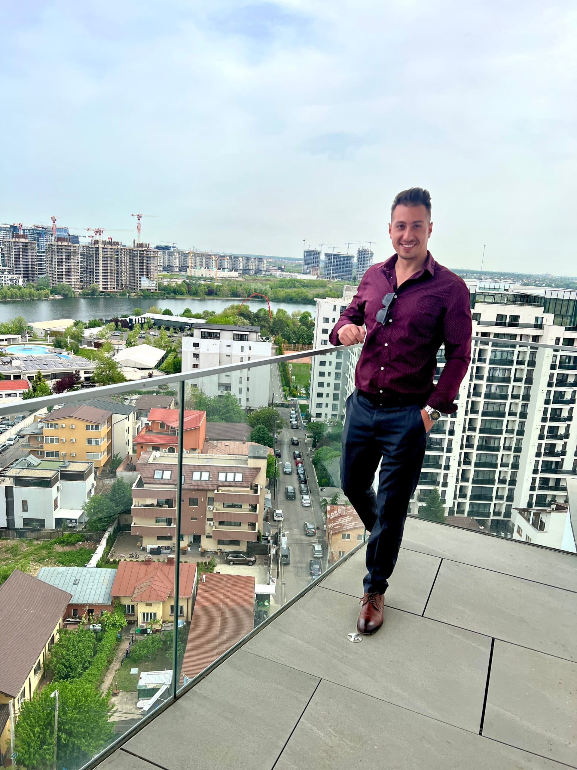 Cristian Văduva pe terasa panoramică — Viziune de ansamblu asupra pieței din București