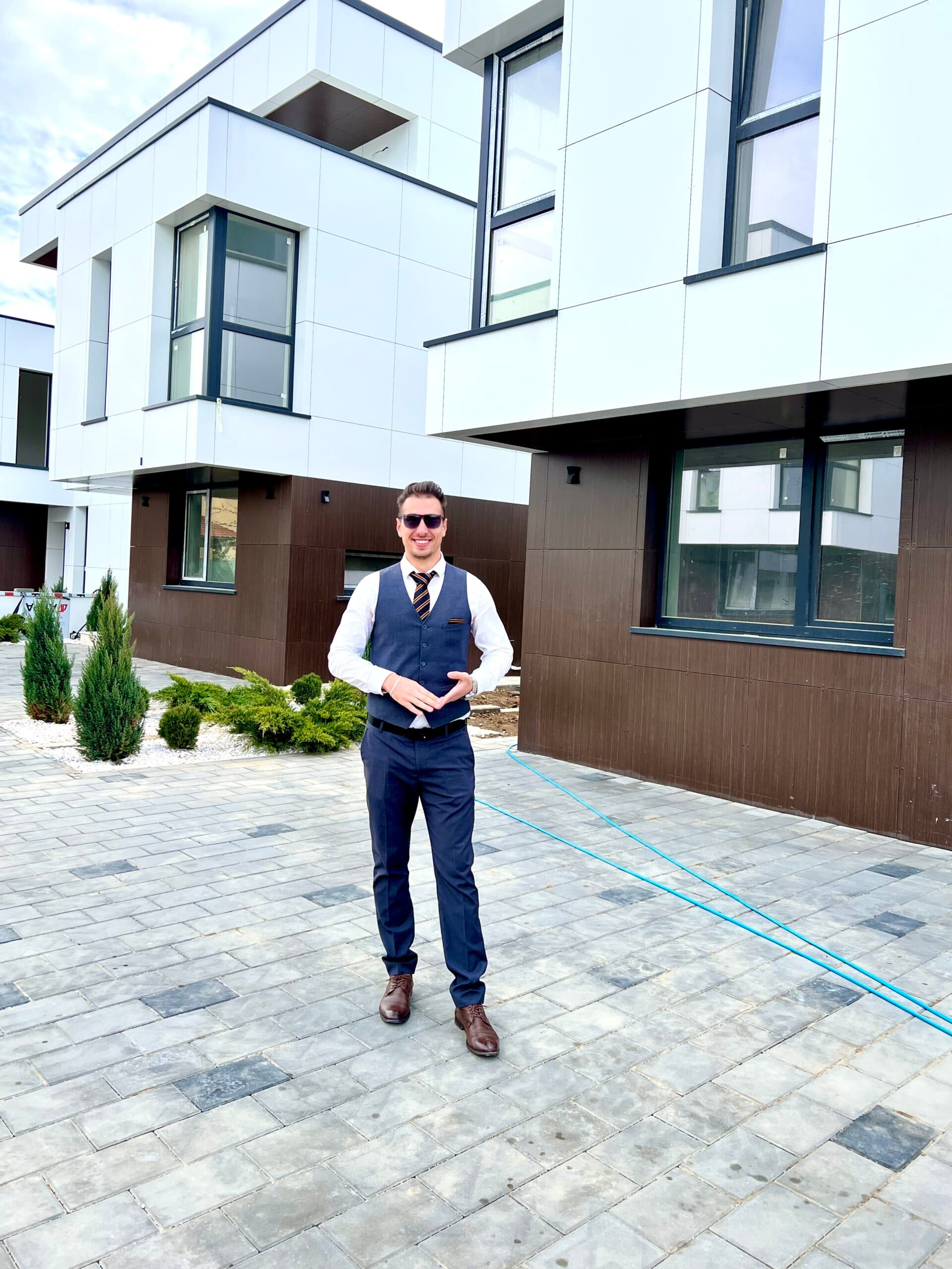 Cristian Văduva în fața unor proprietăți moderne — Expertiză în asigurarea proprietăților imobiliare premium