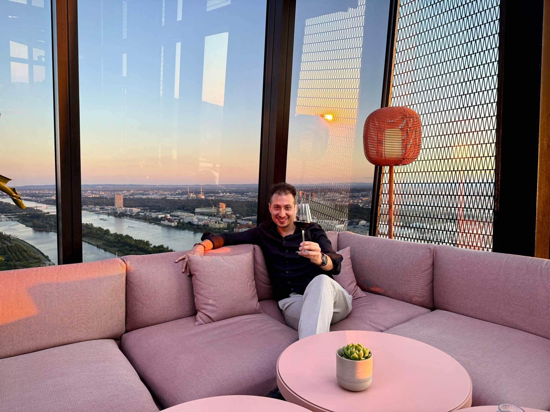 Cristian Văduva în Sky Lounge — Dialog relaxat, confidențialitate și parteneriat veritabil