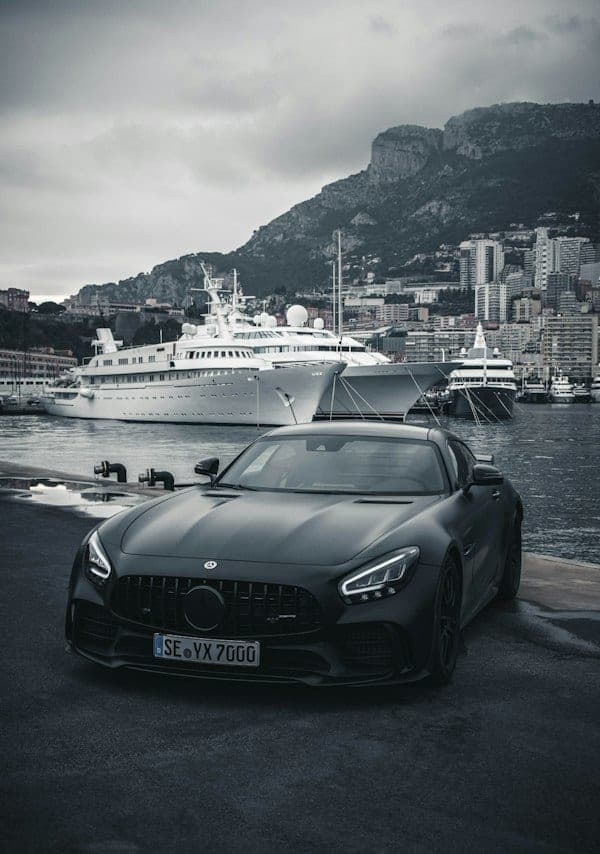 Acroșaj uși laterale și caroserie în parcare rezidențială fără autor