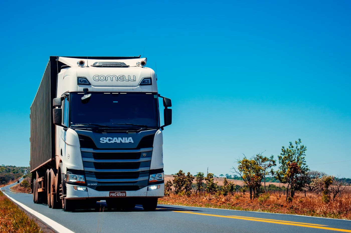 Impact grav cu utilitară comercială și răsturnarea vehiculului de transport