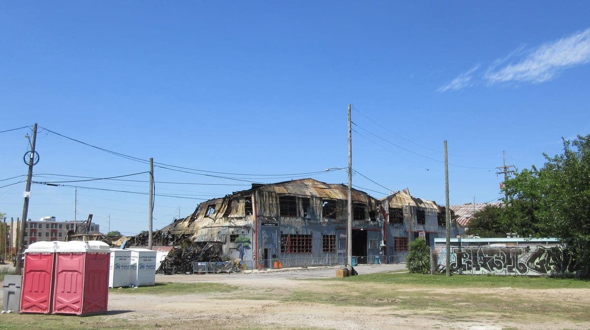 Depozit comercial avariat de incendiu industrial cu activitatea operațională sistată complet
