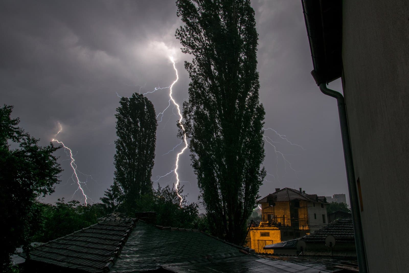 Acoperiș rezidențial expus la furtună violentă și descărcări atmosferice