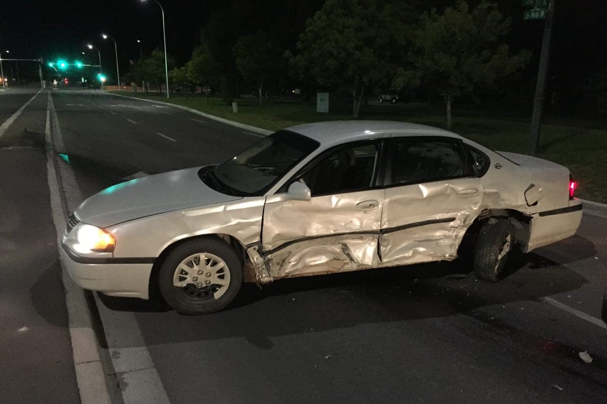 Automobil avariat pe carosabil și asistență tehnică de urgență